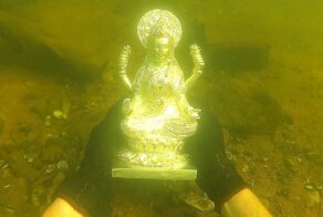 Кладоискатель показывает удивительные и опасные находки, которые он сделал во время погружений