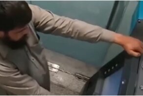 Борьба мужчины со «съевшим» карту банкоматом