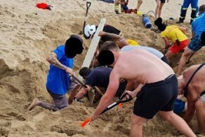 Парня, закопанного в песок на пляже, доставали спасатели