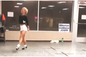 Задорный танец в исполнении талантливой девушки