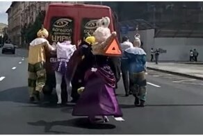 Цирк не уехал: труппа клоунов толкала заглохший автомобиль в Москве