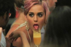 Katy Perry кривляется (10 фото)