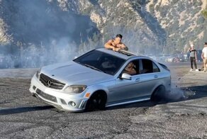 Водитель Mercedes C63 AMG разбил заднюю часть своего автомобиля, крутя "пончики" на плохом покрытии