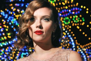 Скарлетт Йоханссон чем-то недовольна (4 Фото)