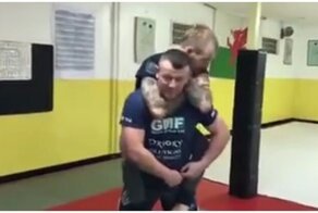 Оригинальный способ уйти от удушающего приема