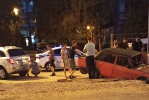 Ночной нарушитель спокойствия на ВАЗе самоликвидировался, угодив в канаву