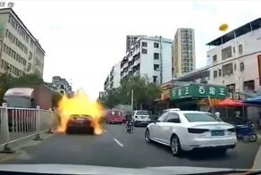 Toyota Camry с газовым оборудованием взорвалась на оживленной улице в Китае
