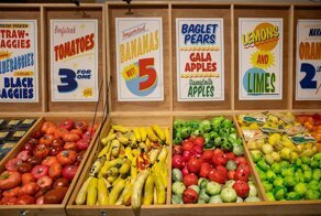 В этом магазине все продукты пластиковые