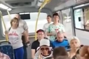 В Новоуральске толпа ковид-диссидентов выгнала из автобуса женщину в маске