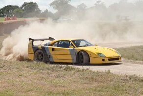 Легендарный суперкар Ferrari F40 покинул свою естественную среду обитания, чтобы показать, на что он способен на грунтовой дороге