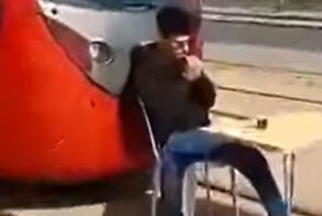 Следующая остановка – тюрьма: парень сел перед трамваем