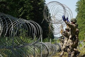 Литва строит забор из колючей проволоки на границе с Беларусью