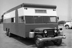 Автодом 1950-х годов с передней частью от военного Jeep
