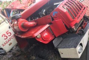 Авария дня. Пожарная машина врезалась в забор под Хабаровском