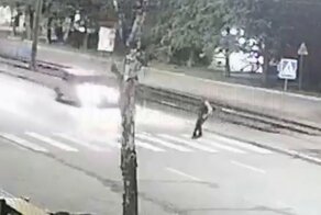 В Бийске молодой автомобилист на ВАЗе сбил пешехода