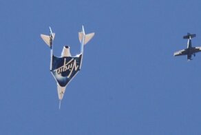 «Мы теперь астронавты»: космоплан Virgin Galactic впервые поднялся в стратосферу при полной загрузке