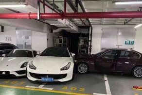 Женщина поссорилась с мужем и протаранила дорогие суперкары Ferrari и Porsche