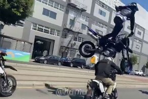 Высокий полет: мототрюкач эффектно перепрыгнул через своего собрата