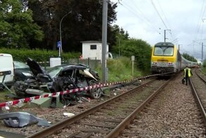 Пригородный поезд в Люксембурге снес кроссовер, припаркованный посреди железнодорожных путей