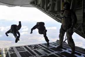 Десантник с неисправным парашютом упал с высоты 5 км, проломил крышу дома и остался жив