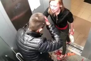 В Екатеринбурге пара в лифте устроила мордобой, а потом помирилась, убирая следы побоища