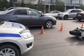Авария дня. В Новосибирске мотоциклист упал прямо под колеса тягача