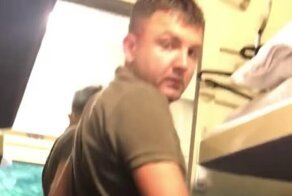 "Хорошо быть кисою, хорошо - собакою": пьяный пассажир поезда помочился прямо в купе и лег досыпать