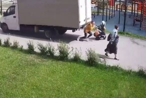 Что в башке у таких водителей? «ГАЗель» на тротуаре сбила маму с коляской и детьми
