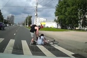 Велосипедист проехал на «красный» и сбил женщину