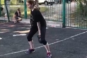 Сильная девочка и гиря