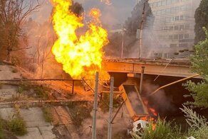 В Саратове грузовик рухнул с моста на газовую трубу и спровоцировал мощный пожар