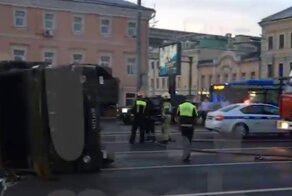 В Москве на пересечении Садового кольца и Сретенки перевернулся военный грузовик