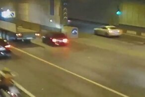 Авария дня. В Москве «шашечник» влетел в припаркованный грузовик