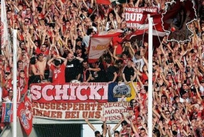 Болельщики Баварии, во время матча, занялись сексом (4 фото)