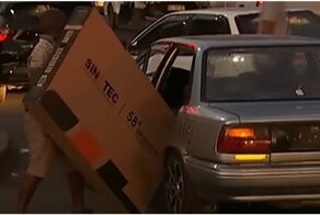 Мародер решил запихнуть в свой автомобиль большой телевизор