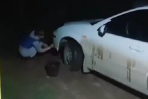 В Бурятии таксистка за неуплату проезда заставила пассажирок мыть ее машину