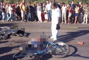 Две бразильские велосипедистки оказались под колесами грузовика