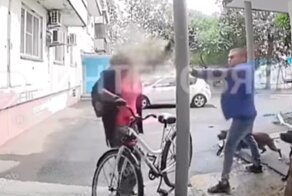 Женщина сделала замечание соседу с собаками без намордников и получила струю газа в лицо