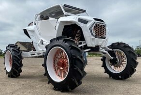 Спортивный мотовездеход Polaris на огромных тракторных колесах