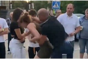 В Минске  мужчина и девушка сцепились в схватке
