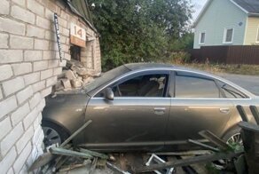 В Витебске пьяный водитель пытался скрыться от ГАИ и въехал в частный дом
