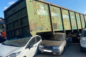 В Череповце вагон сошел с рельсов и подмял под себя несколько припаркованных автомобилей