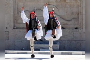 Почему греческие гвардейцы носят юбки и туфли?