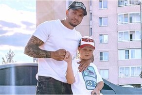 Бывший участник "Дома-2" усадил за руль 8-летнего сына