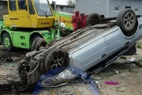 Лихач на "Тойоте" насквозь пробил бетонный забор и остался жив