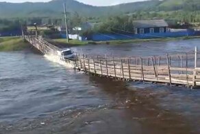 Пешеходный мост разрушился под грузовиком