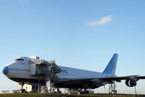 Хостел из шведского самолета (8 фото)