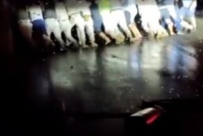 Водители вручную стащили с дороги фуру ради спасения ребенка