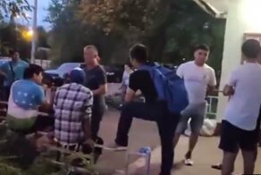 «К Путину езжайте»: житель Москвы разогнал «оккупировавших» подъезд мигрантов