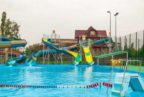 В аквапарке женщина отпинала громко разговаривавшего парня, но его высмеяли в Сети